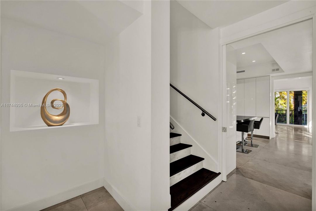 出租: $28,000 (5 贝兹, 5 浴室, 3701 平方英尺)