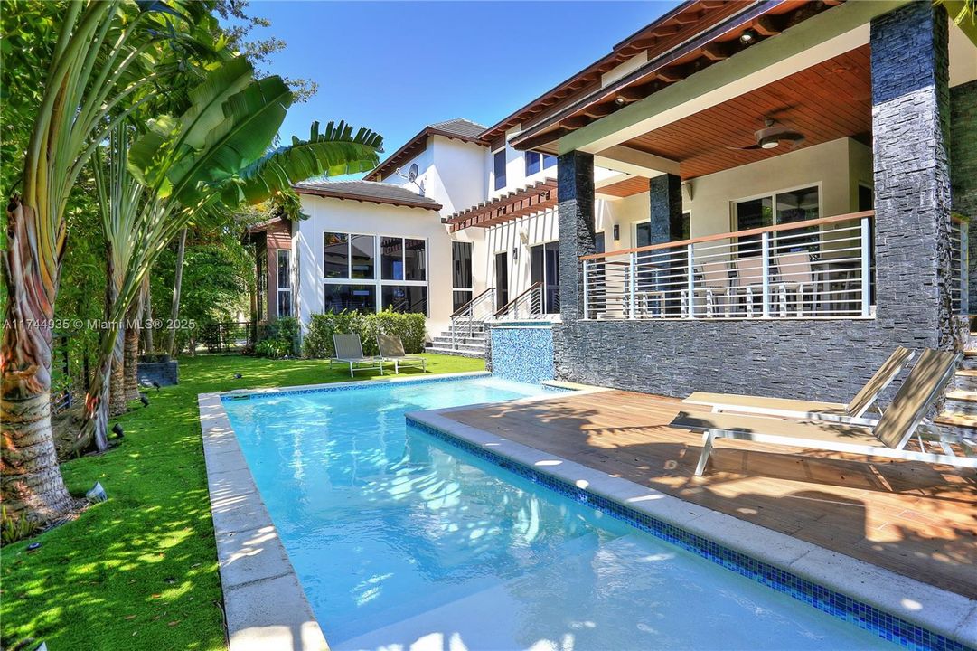 出租: $28,000 (5 贝兹, 5 浴室, 3701 平方英尺)