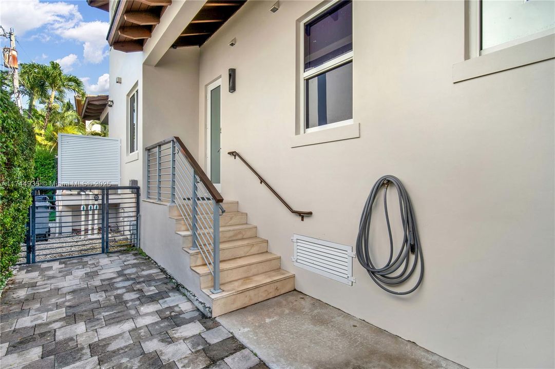 出租: $28,000 (5 贝兹, 5 浴室, 3701 平方英尺)