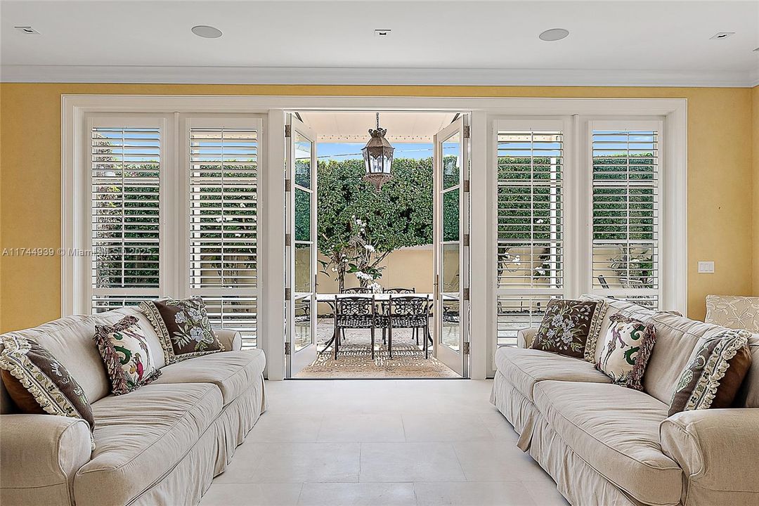 Vendido Recientemente: $13,950,000 (4 camas, 4 baños, 4412 Pies cuadrados)