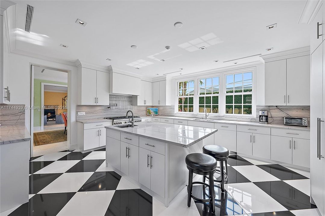 Vendido Recientemente: $13,950,000 (4 camas, 4 baños, 4412 Pies cuadrados)