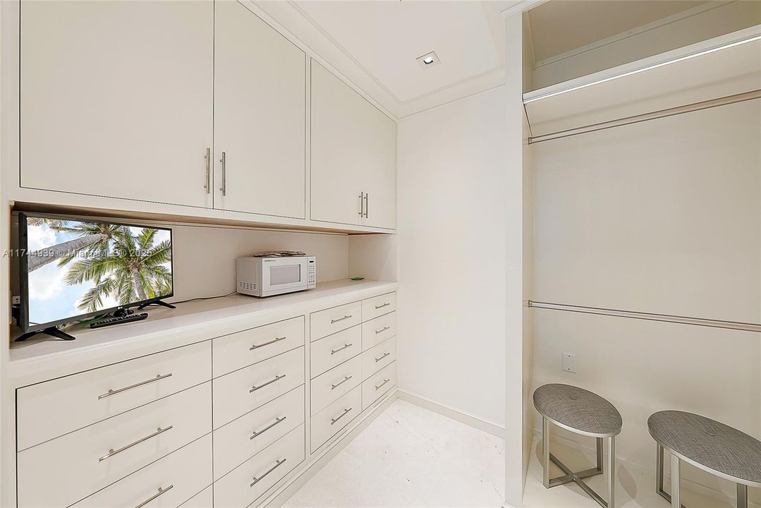 Vendido Recientemente: $13,950,000 (4 camas, 4 baños, 4412 Pies cuadrados)