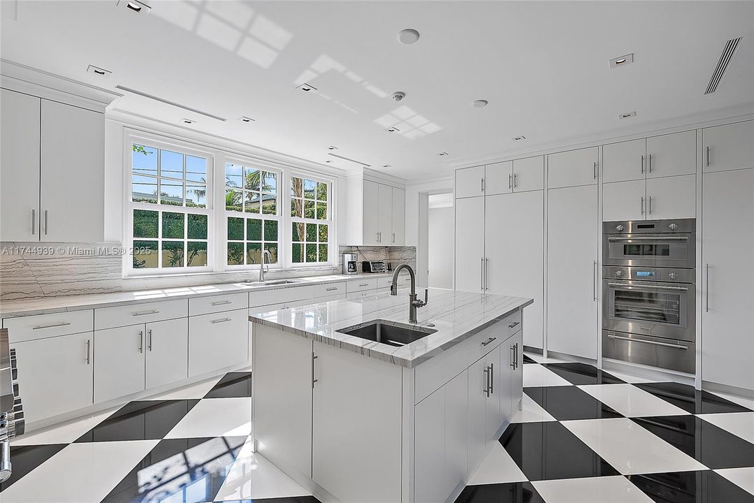 Vendido Recientemente: $13,950,000 (4 camas, 4 baños, 4412 Pies cuadrados)