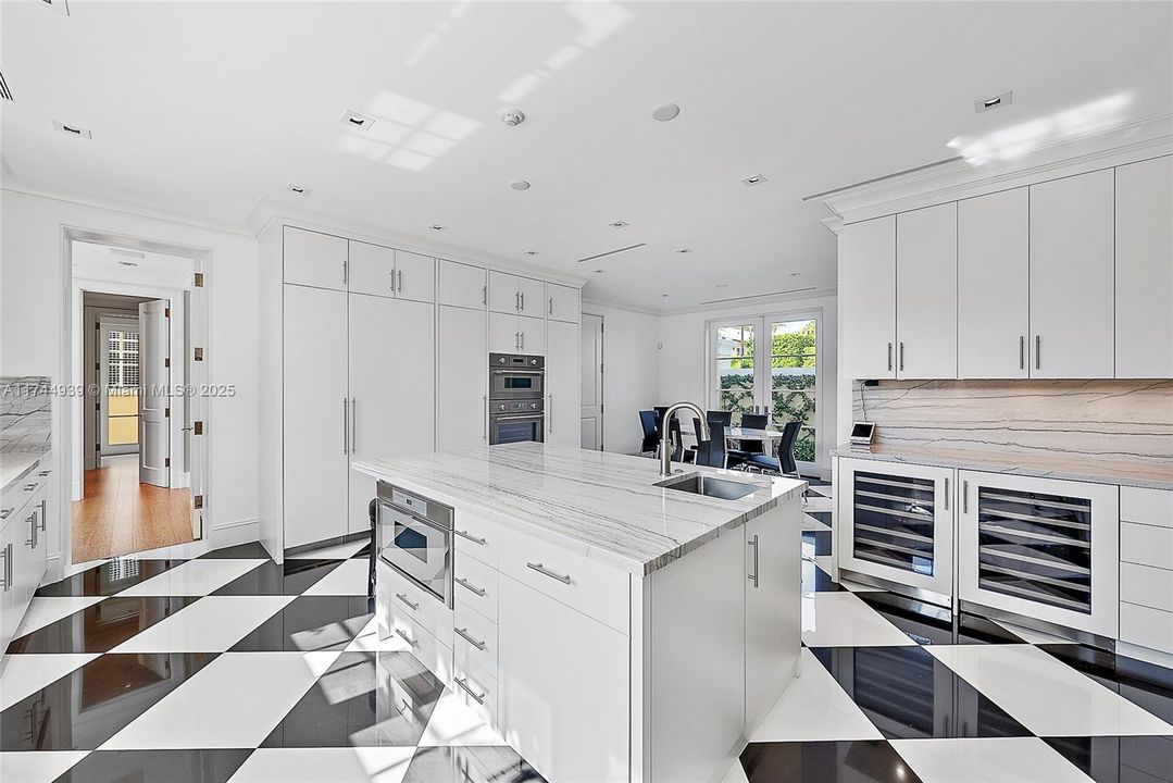 Vendido Recientemente: $13,950,000 (4 camas, 4 baños, 4412 Pies cuadrados)