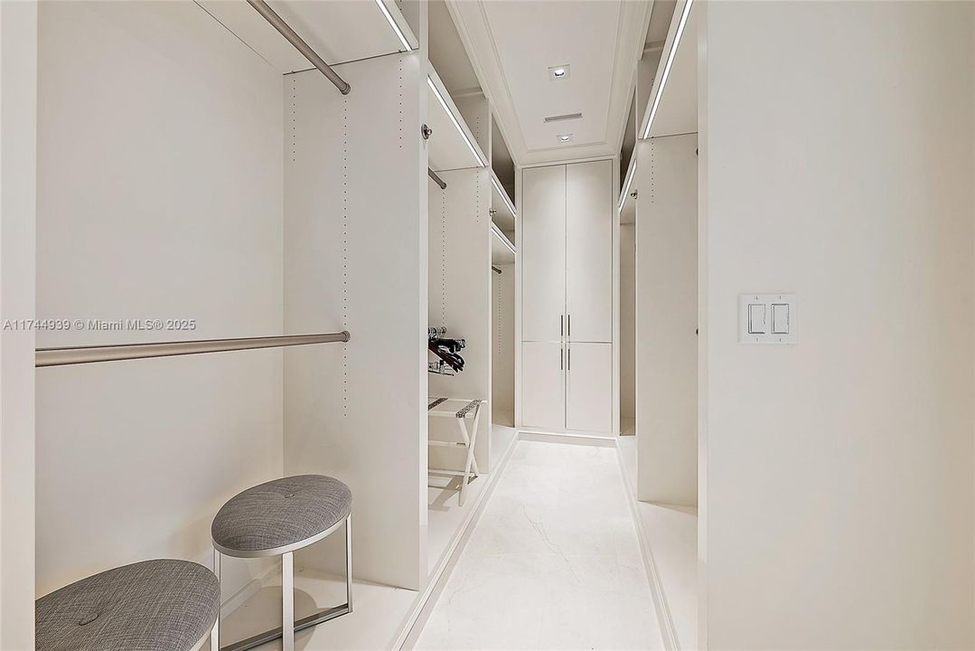 Vendido Recientemente: $13,950,000 (4 camas, 4 baños, 4412 Pies cuadrados)