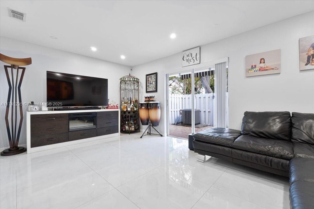 合同活跃: $460,000 (3 贝兹, 2 浴室, 1308 平方英尺)