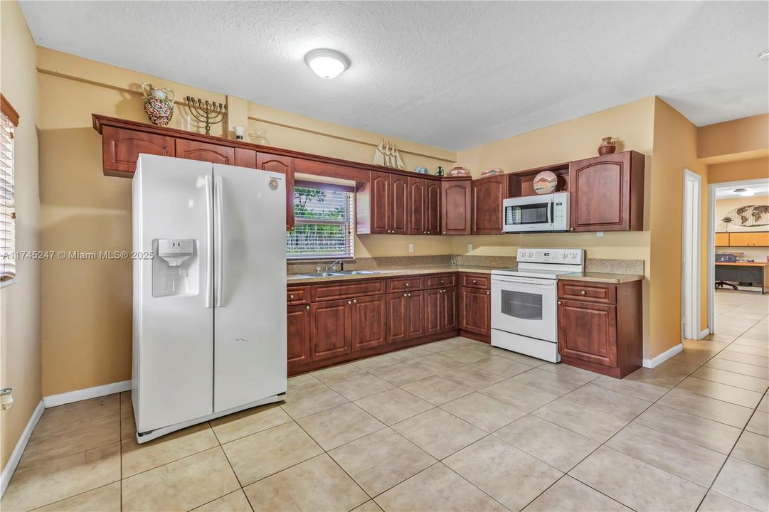 Recently Sold: $3,260,000 (5 beds, 4 baths, 5187 Square Feet)