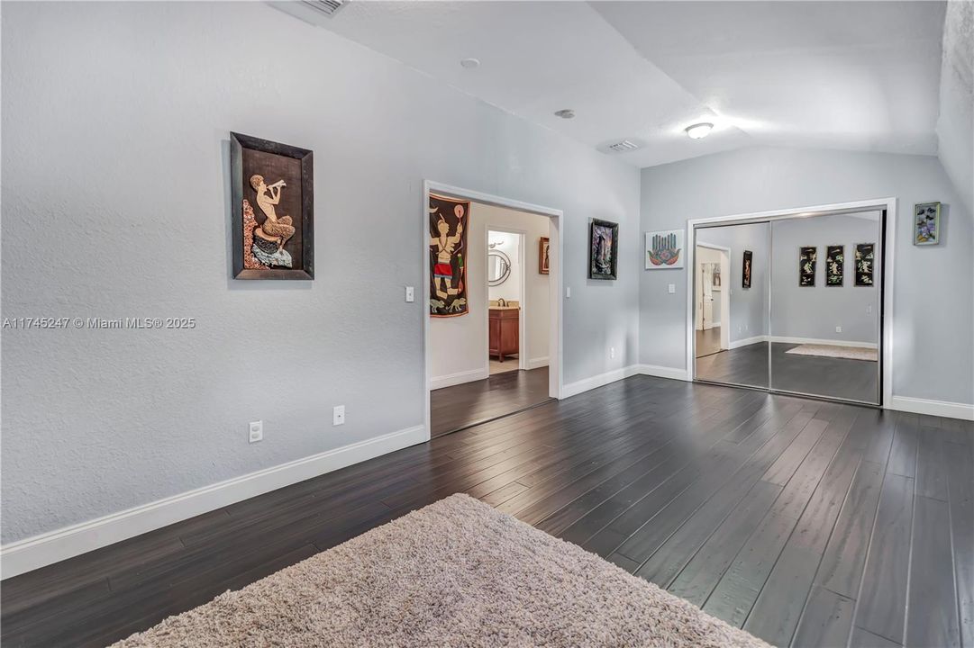 Recently Sold: $3,260,000 (5 beds, 4 baths, 5187 Square Feet)