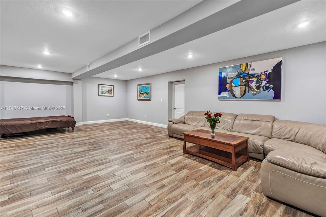 Recently Sold: $3,260,000 (5 beds, 4 baths, 5187 Square Feet)