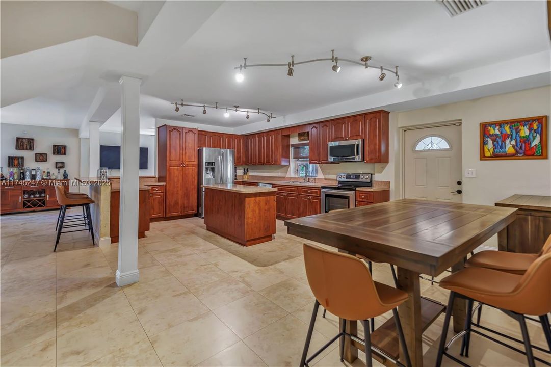 Recently Sold: $3,260,000 (5 beds, 4 baths, 5187 Square Feet)