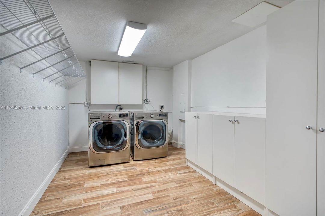 Recently Sold: $3,260,000 (5 beds, 4 baths, 5187 Square Feet)