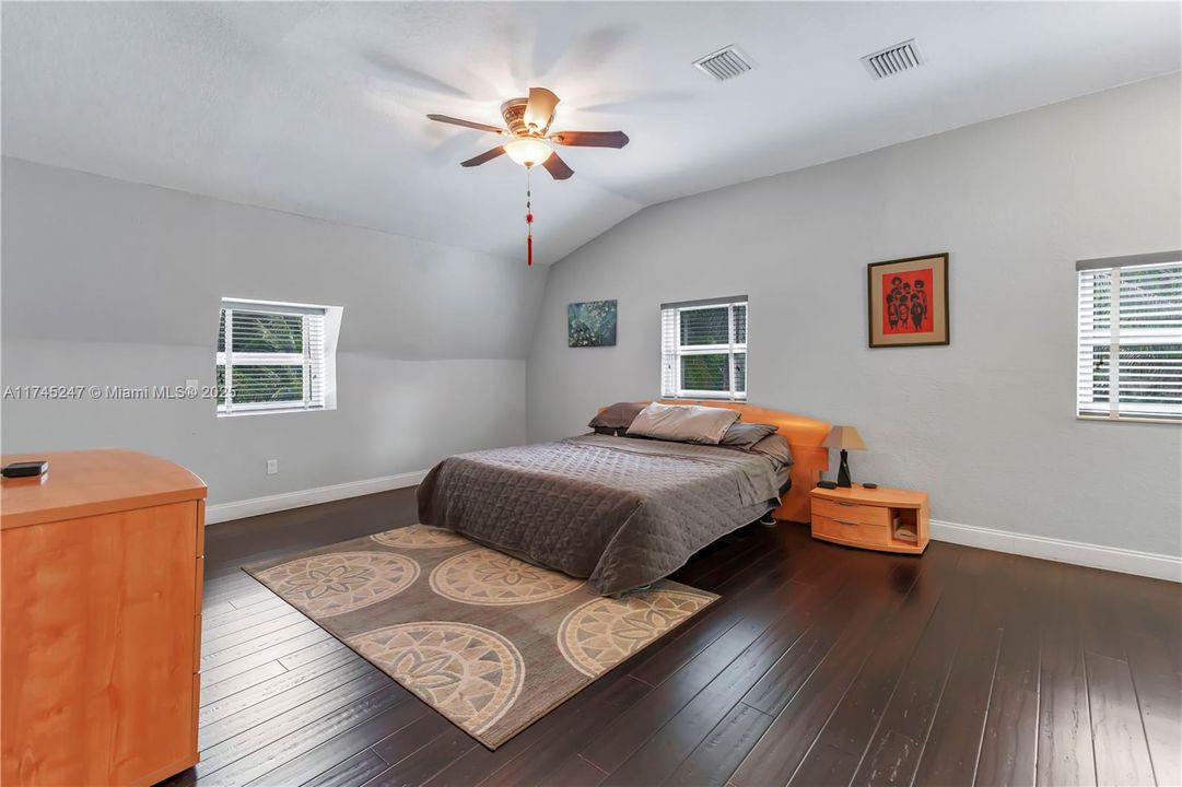 Recently Sold: $3,260,000 (5 beds, 4 baths, 5187 Square Feet)