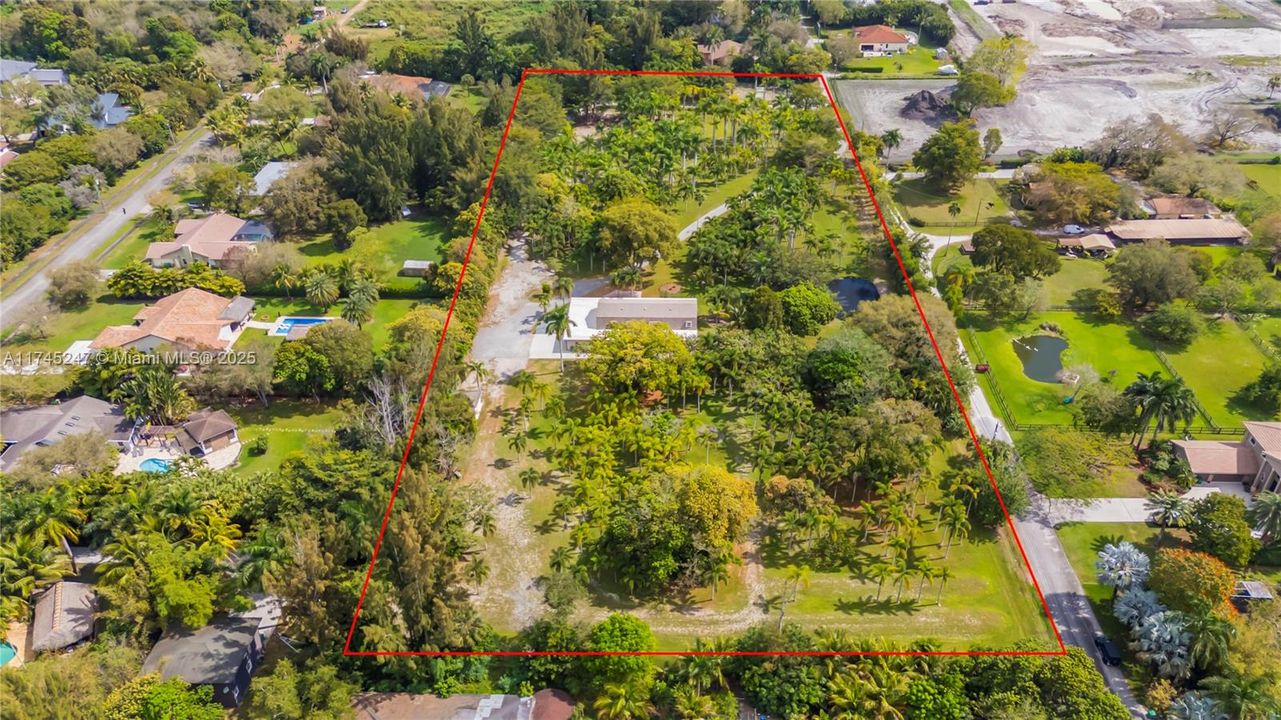 Recently Sold: $3,260,000 (5 beds, 4 baths, 5187 Square Feet)