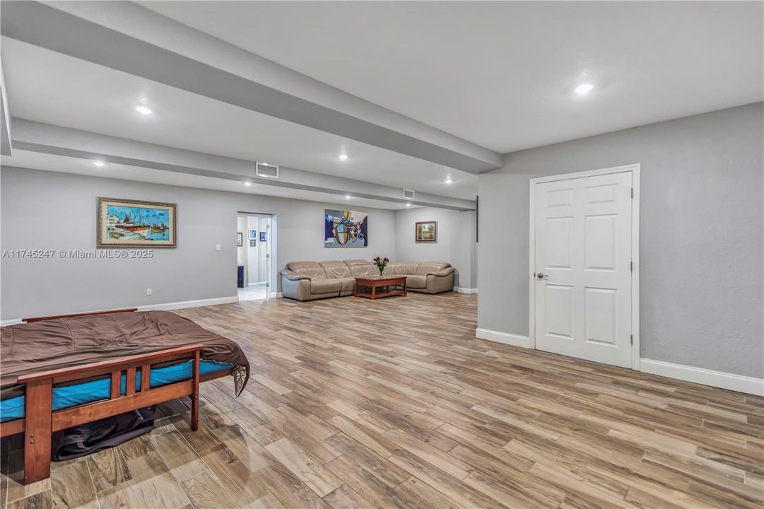 Recently Sold: $3,260,000 (5 beds, 4 baths, 5187 Square Feet)