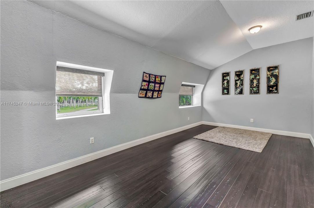 Recently Sold: $3,260,000 (5 beds, 4 baths, 5187 Square Feet)