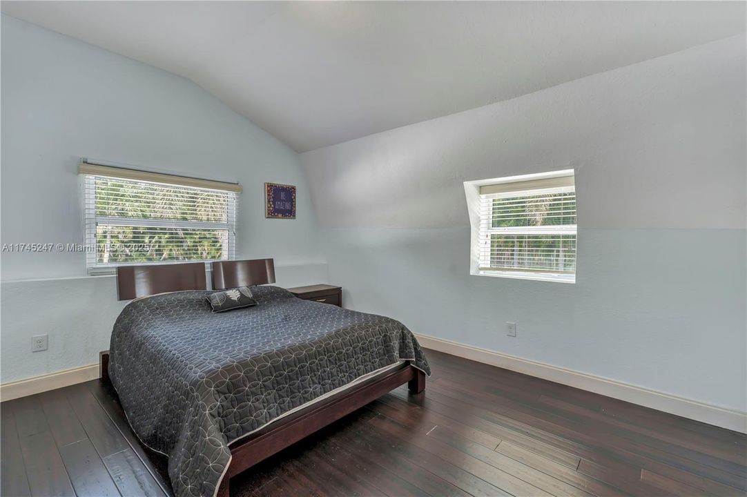 Recently Sold: $3,260,000 (5 beds, 4 baths, 5187 Square Feet)