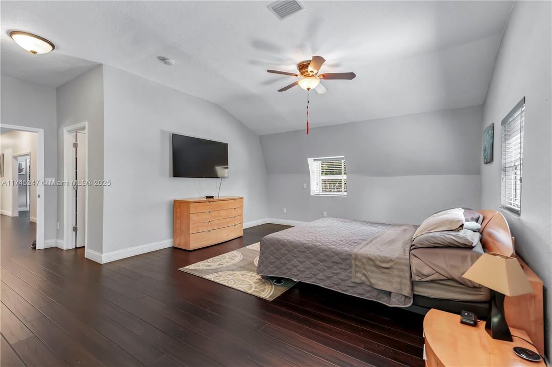 Recently Sold: $3,260,000 (5 beds, 4 baths, 5187 Square Feet)