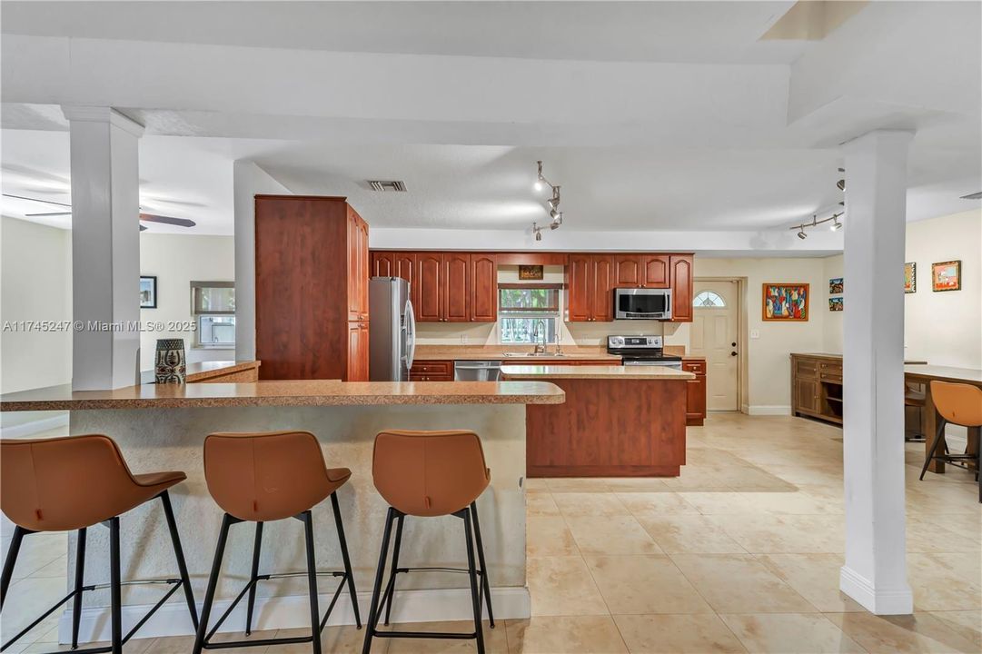 Recently Sold: $3,260,000 (5 beds, 4 baths, 5187 Square Feet)