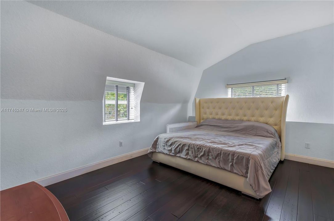 Recently Sold: $3,260,000 (5 beds, 4 baths, 5187 Square Feet)