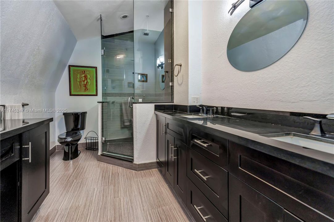 Recently Sold: $3,260,000 (5 beds, 4 baths, 5187 Square Feet)