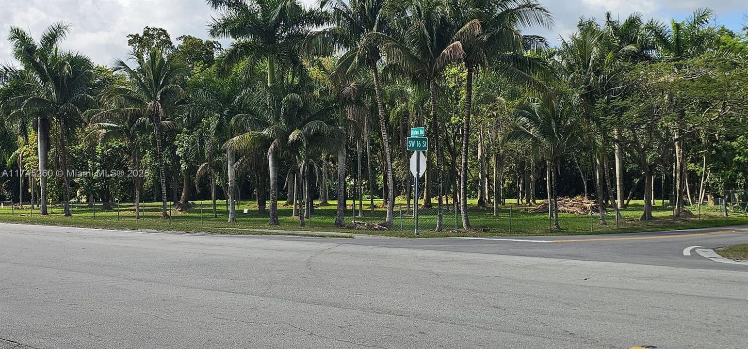 На продажу: $1,300,000 (1.50 acres)