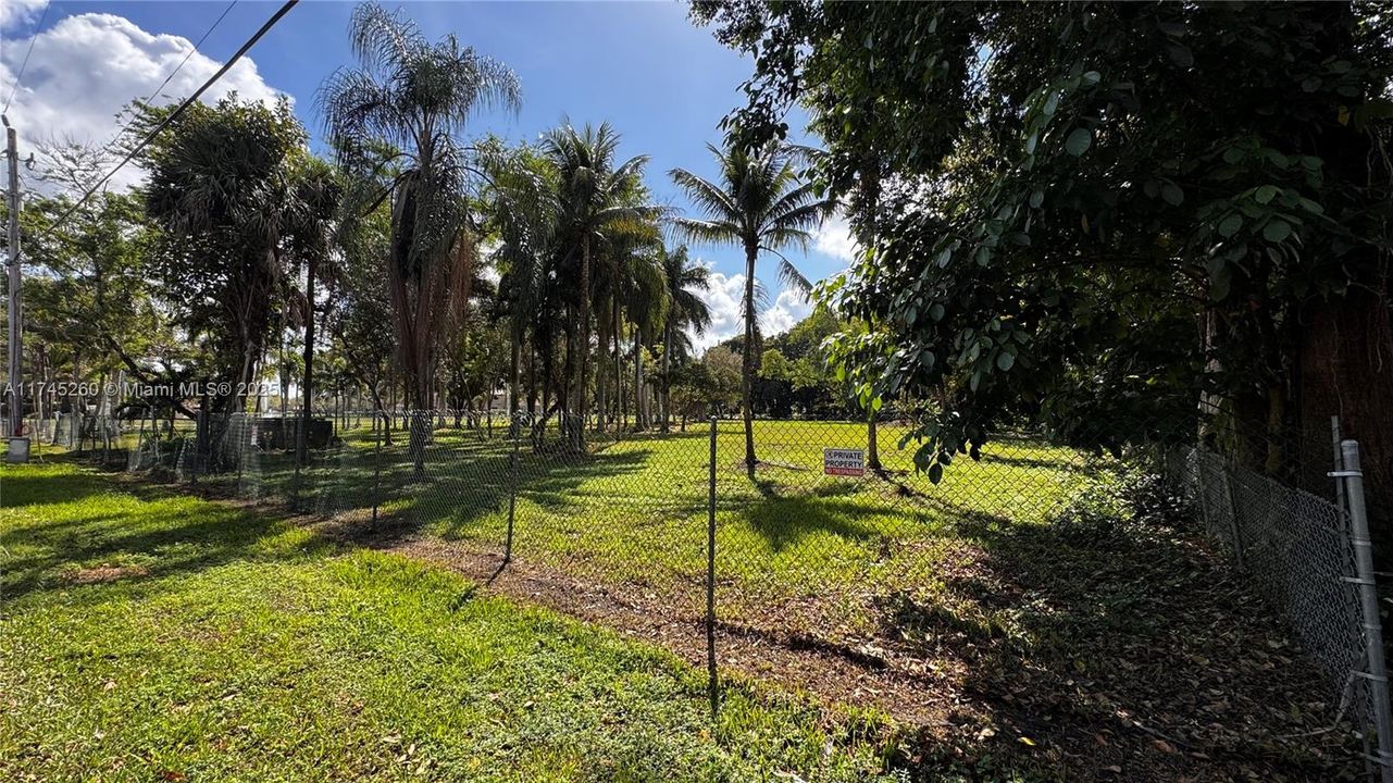 На продажу: $1,300,000 (1.50 acres)