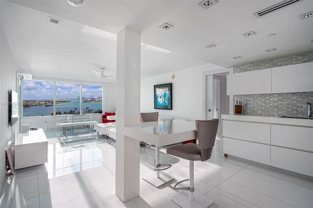 Recently Sold: $1,850,000 (2 beds, 2 baths, 1165 Square Feet)