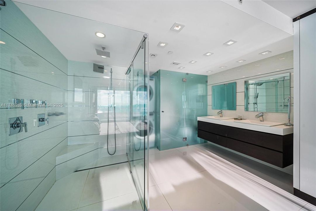 Recently Sold: $1,850,000 (2 beds, 2 baths, 1165 Square Feet)