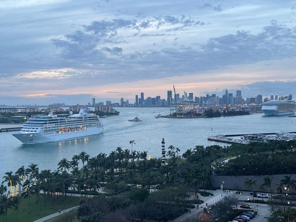 Recently Sold: $1,850,000 (2 beds, 2 baths, 1165 Square Feet)