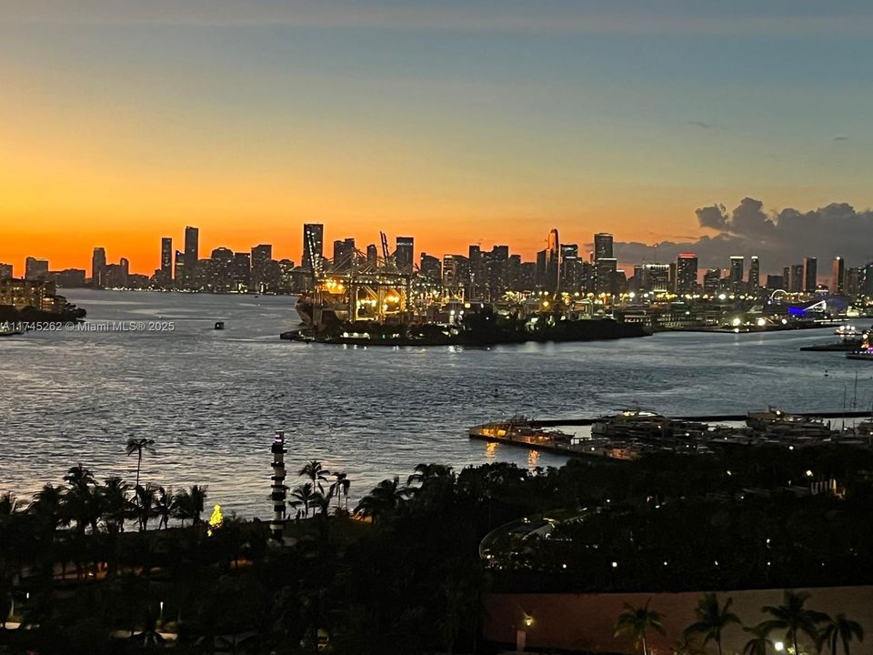 Recently Sold: $1,850,000 (2 beds, 2 baths, 1165 Square Feet)