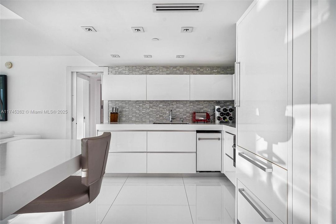 Recently Sold: $1,850,000 (2 beds, 2 baths, 1165 Square Feet)