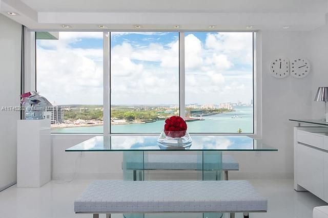 Recently Sold: $1,850,000 (2 beds, 2 baths, 1165 Square Feet)