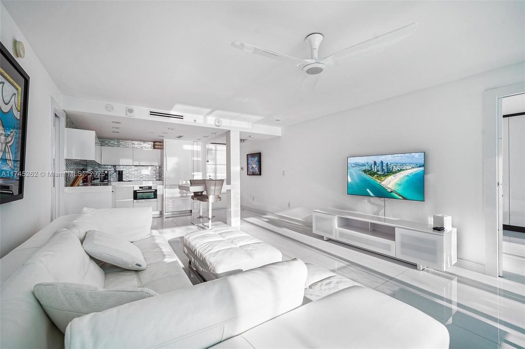 Recently Sold: $1,850,000 (2 beds, 2 baths, 1165 Square Feet)