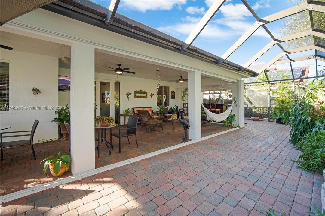 Recently Sold: $850,000 (4 beds, 2 baths, 1997 Square Feet)