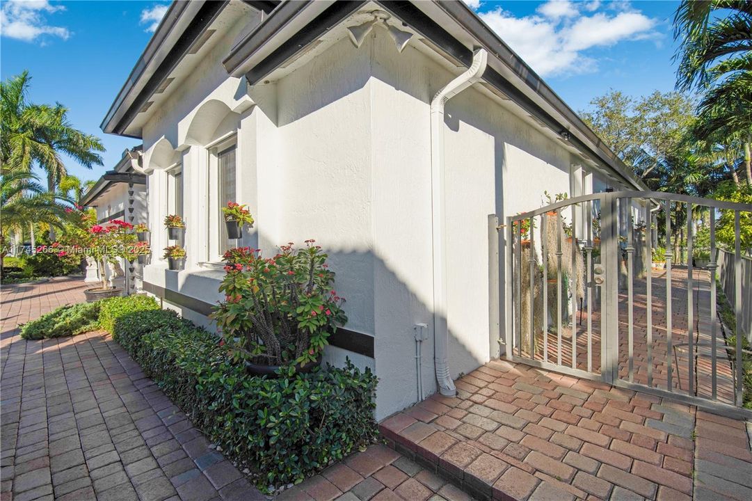 Recently Sold: $850,000 (4 beds, 2 baths, 1997 Square Feet)