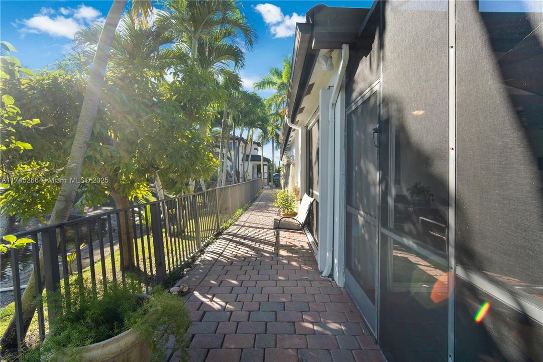 Recently Sold: $850,000 (4 beds, 2 baths, 1997 Square Feet)