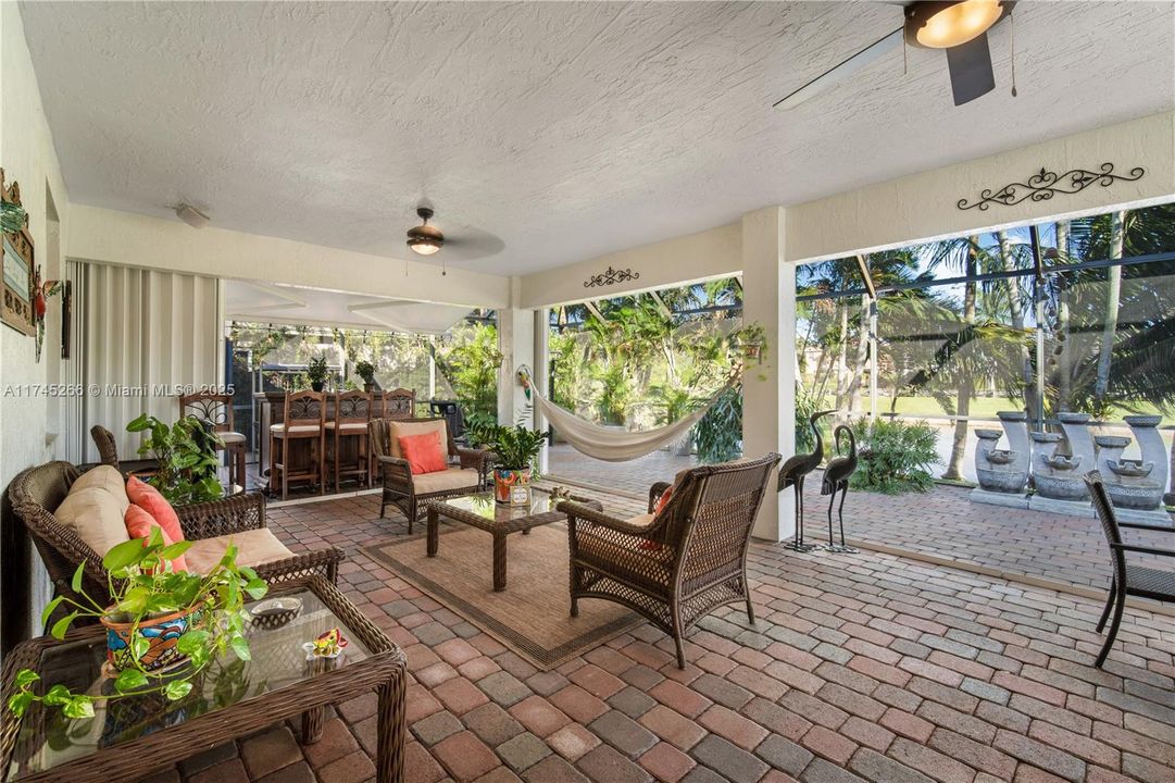 Recently Sold: $850,000 (4 beds, 2 baths, 1997 Square Feet)