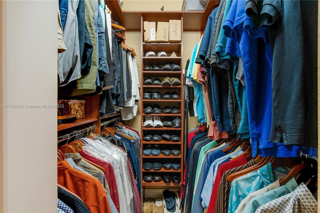 Recently Sold: $850,000 (4 beds, 2 baths, 1997 Square Feet)