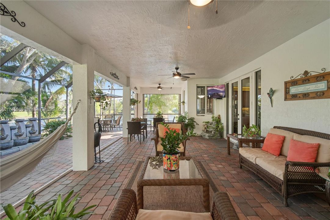 Recently Sold: $850,000 (4 beds, 2 baths, 1997 Square Feet)