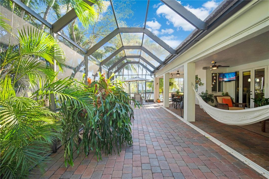 Recently Sold: $850,000 (4 beds, 2 baths, 1997 Square Feet)