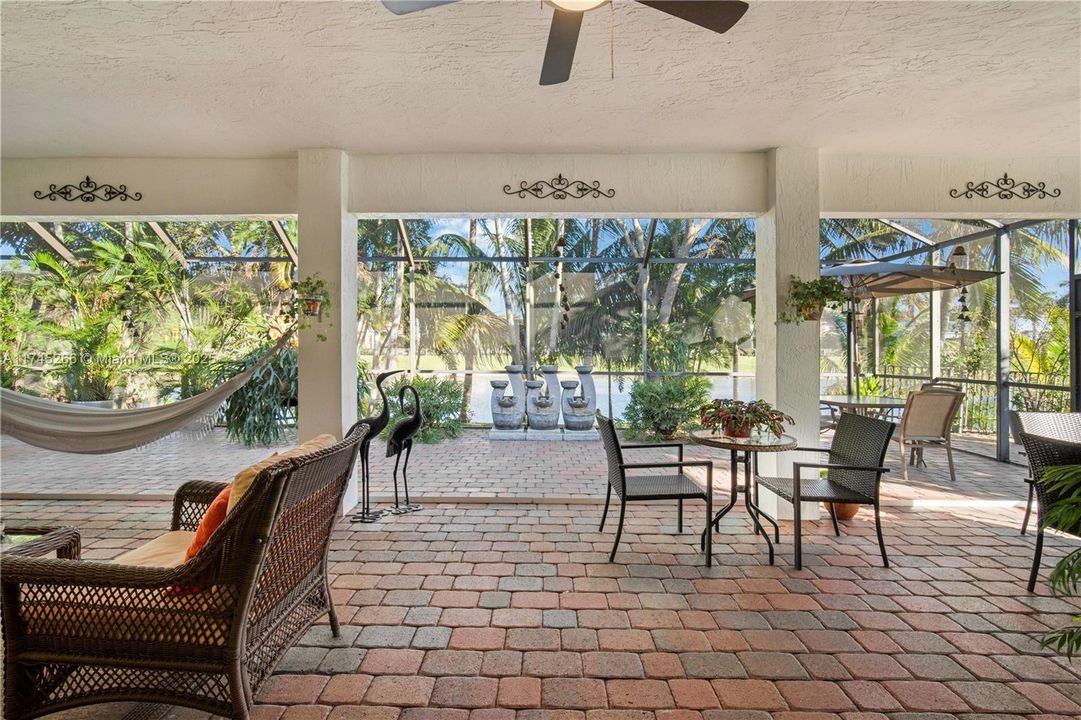 Recently Sold: $850,000 (4 beds, 2 baths, 1997 Square Feet)