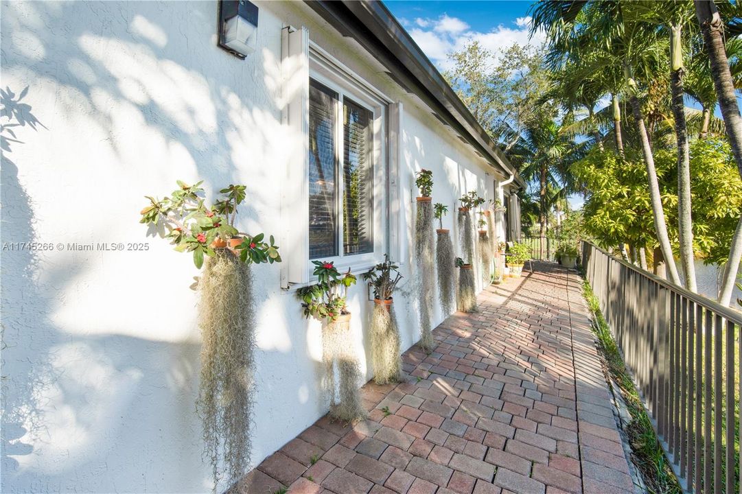 Recently Sold: $850,000 (4 beds, 2 baths, 1997 Square Feet)