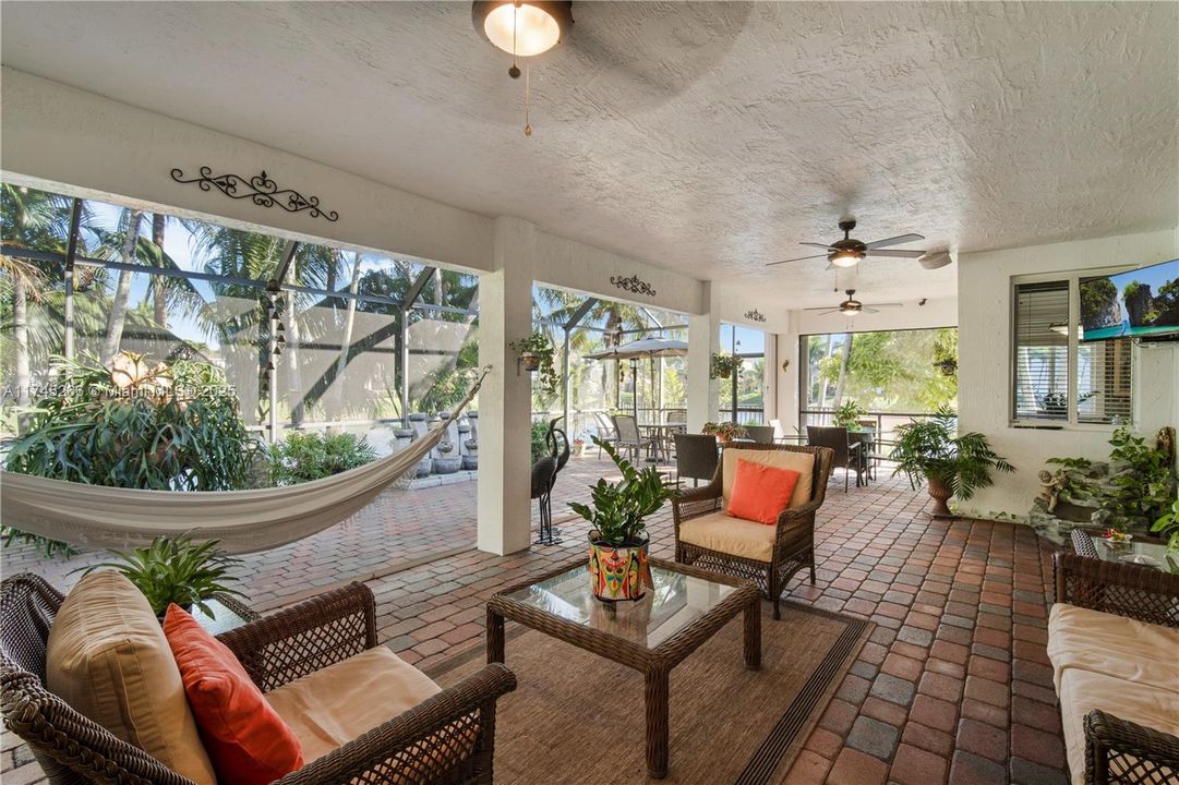 Recently Sold: $850,000 (4 beds, 2 baths, 1997 Square Feet)