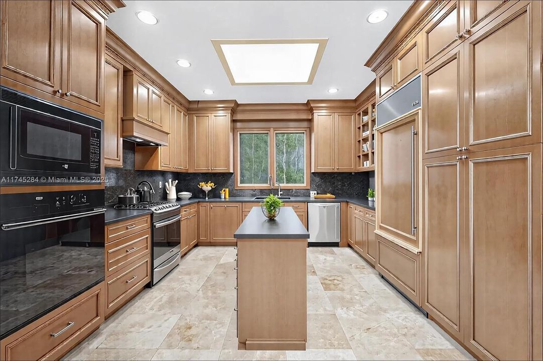 Vendido Recientemente: $9,990,000 (5 camas, 4 baños, 4462 Pies cuadrados)