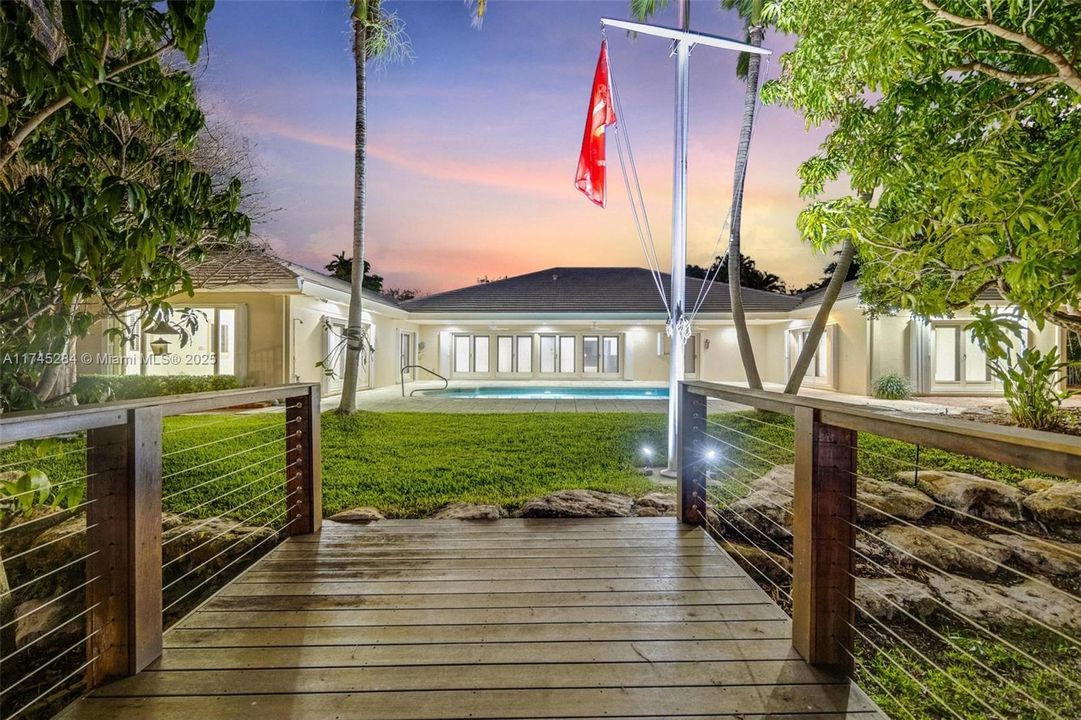 Vendido Recientemente: $9,990,000 (5 camas, 4 baños, 4462 Pies cuadrados)