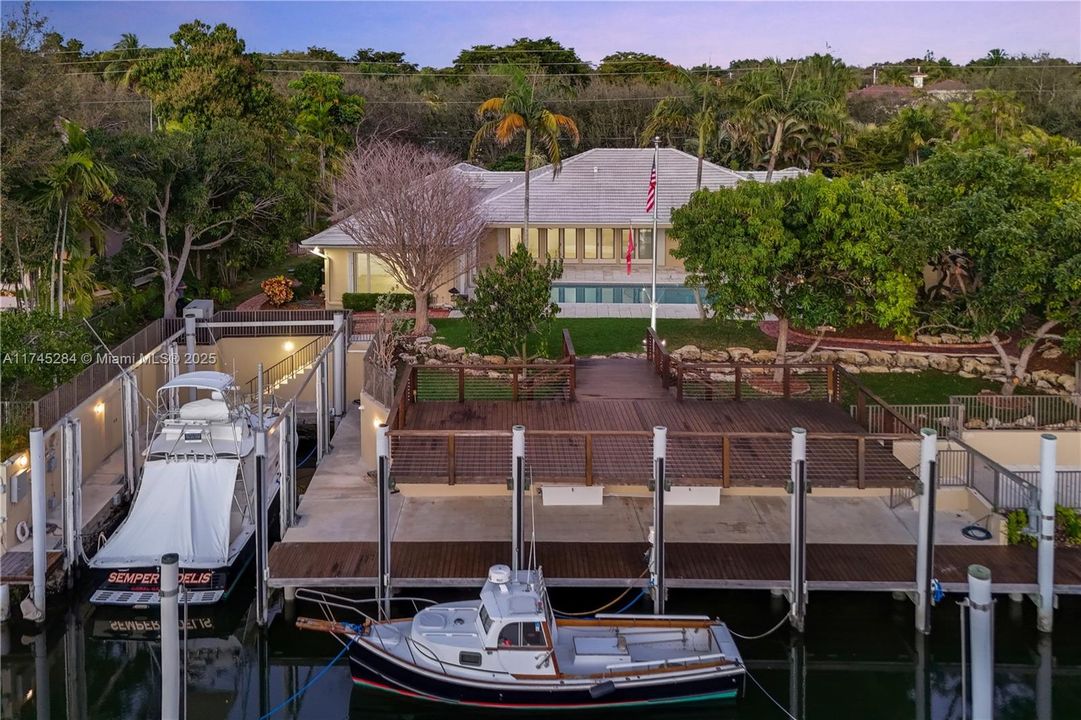 Vendido Recientemente: $9,990,000 (5 camas, 4 baños, 4462 Pies cuadrados)