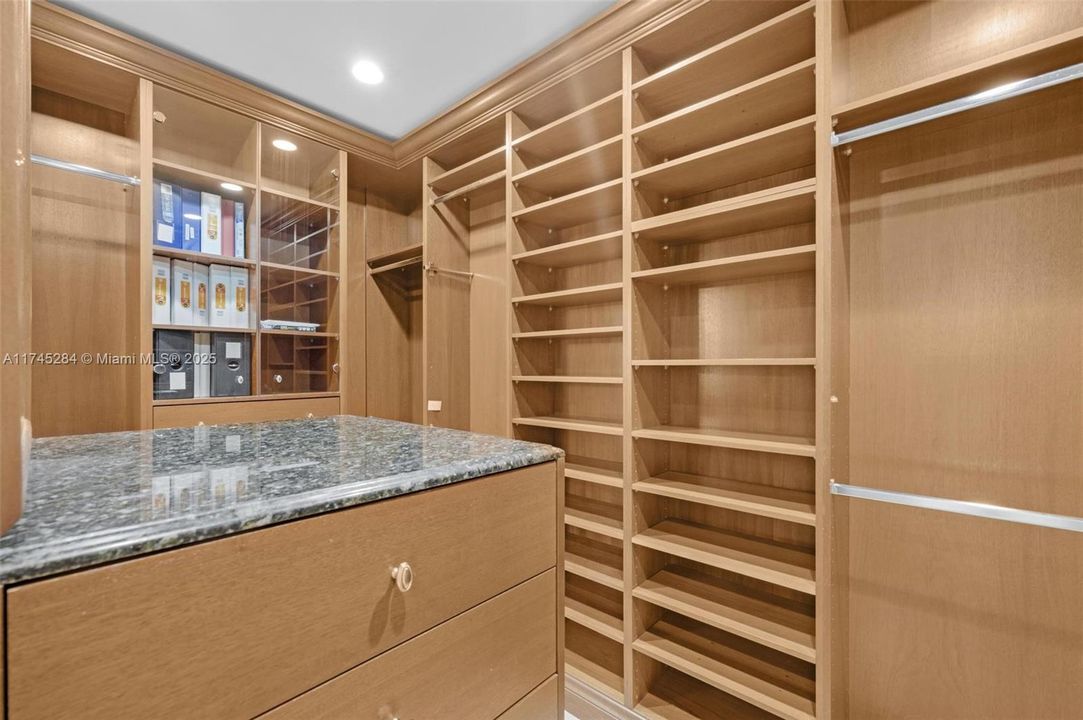 Vendido Recientemente: $9,990,000 (5 camas, 4 baños, 4462 Pies cuadrados)