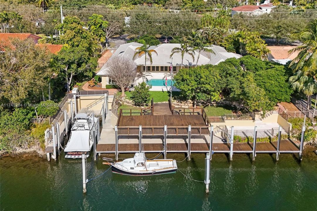 Vendido Recientemente: $9,990,000 (5 camas, 4 baños, 4462 Pies cuadrados)