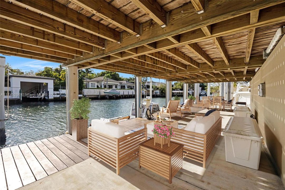 Vendido Recientemente: $9,990,000 (5 camas, 4 baños, 4462 Pies cuadrados)