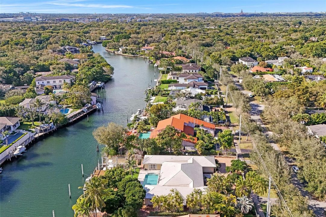 Vendido Recientemente: $9,990,000 (5 camas, 4 baños, 4462 Pies cuadrados)